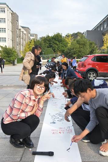 说明: C:\Users\Administrator\Desktop\10.31 beat3652019级新生团建活动\10.31”快来新启航,土木显力量“团建活动\IMG_20191031_223957.jpg